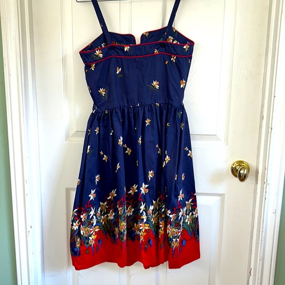 Vintage 1980s sun dress.  Dark blue with red flowers & red piping & buttons. - Picture 4 of 10